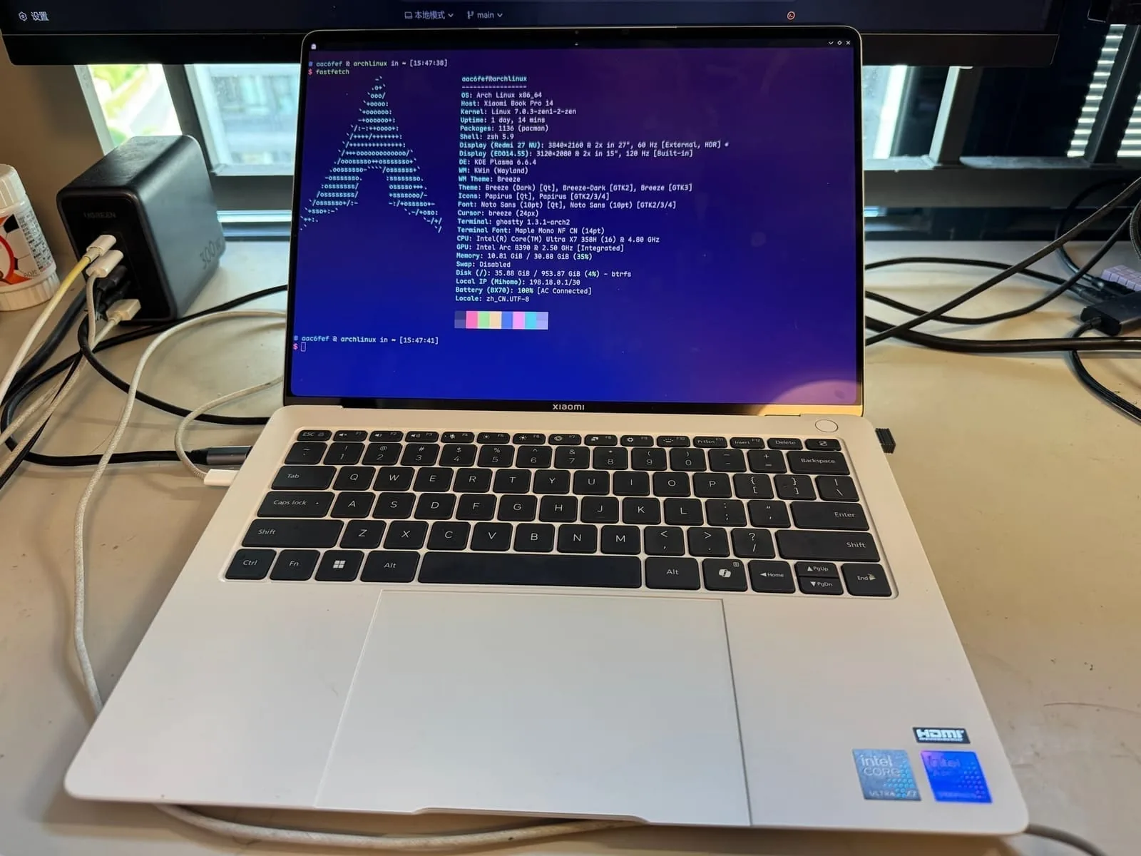 装好 Arch Linux 的 Xiaomi Book Pro 14,终端里是 fastfetch 的系统信息
